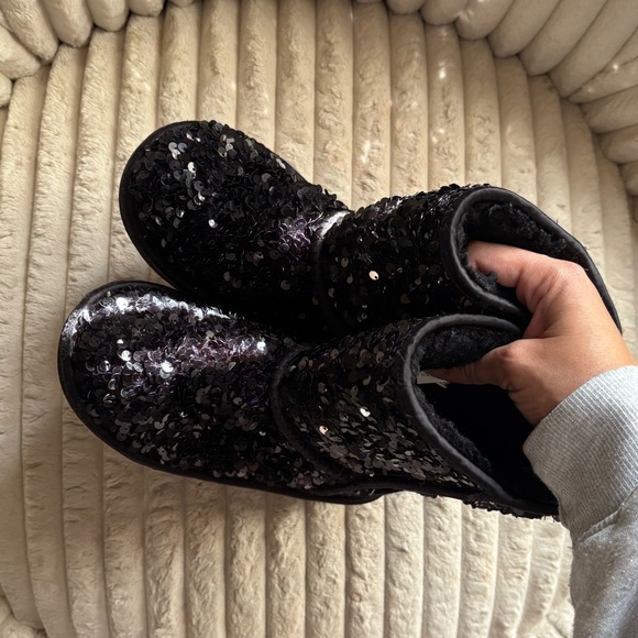 BLACK SEQUIN UGG SIZE 13Y - Picture 2 of 4